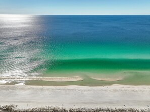 Sur la plage, chaise longue, serviettes de plage