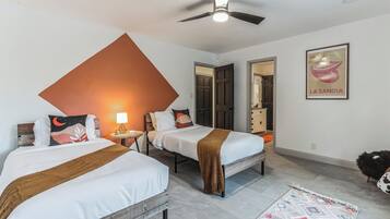 5 bedrooms, desk, iron/ironing board, travel crib