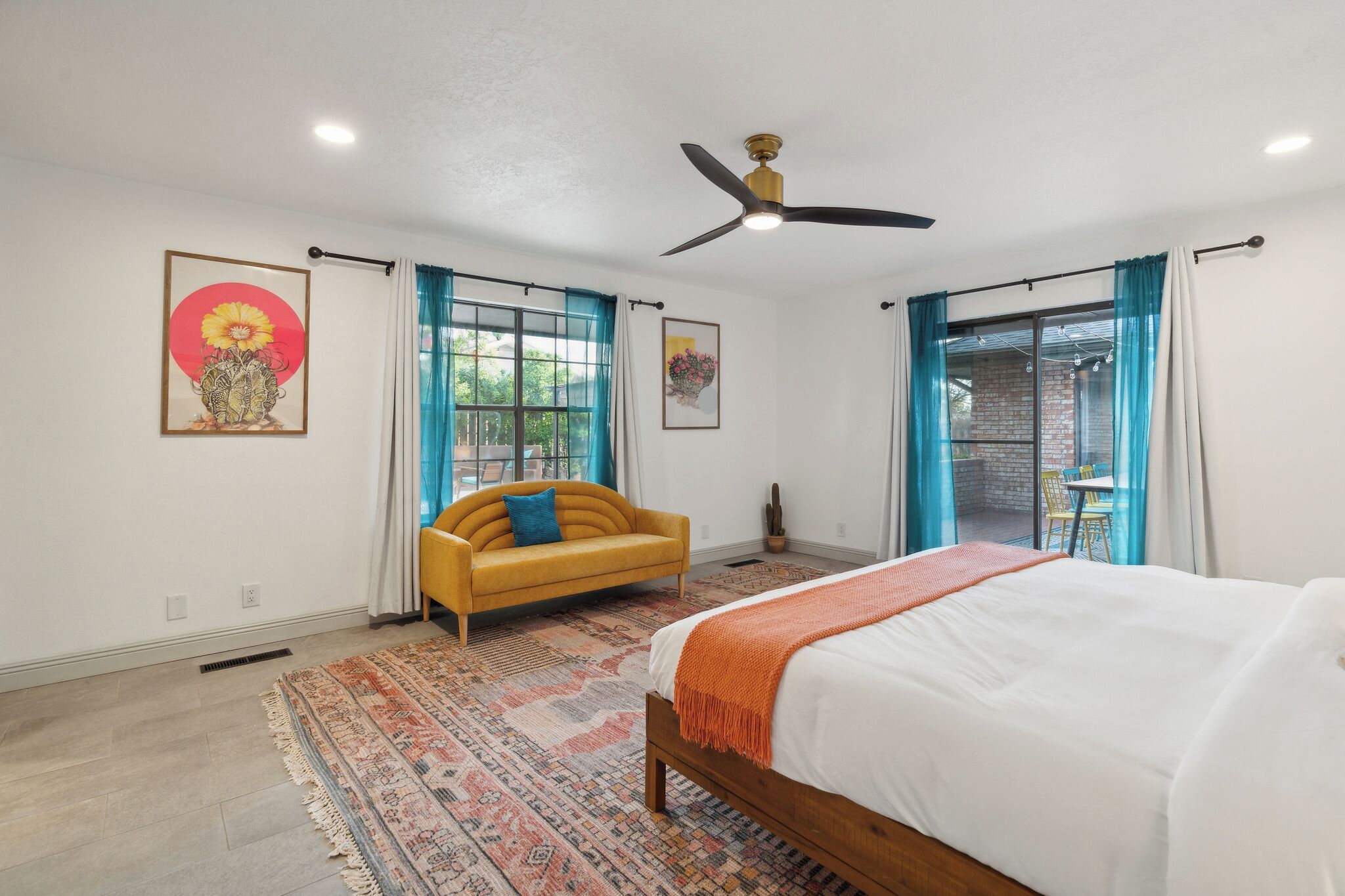 5 bedrooms, desk, iron/ironing board, travel crib