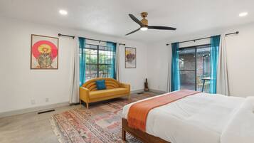 5 habitaciones, escritorio y tabla de planchar con plancha