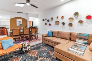 Älytelevisio, takka, DVD-soitin, kirjoja