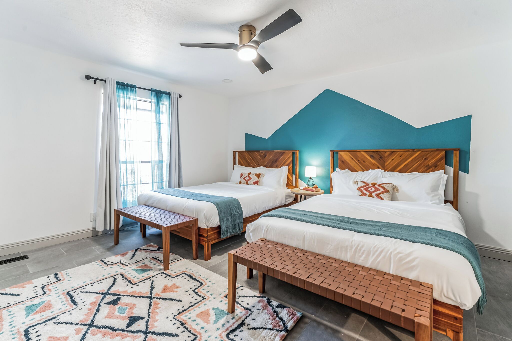 5 habitaciones, escritorio y tabla de planchar con plancha 