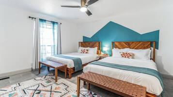 5 habitaciones, escritorio y tabla de planchar con plancha