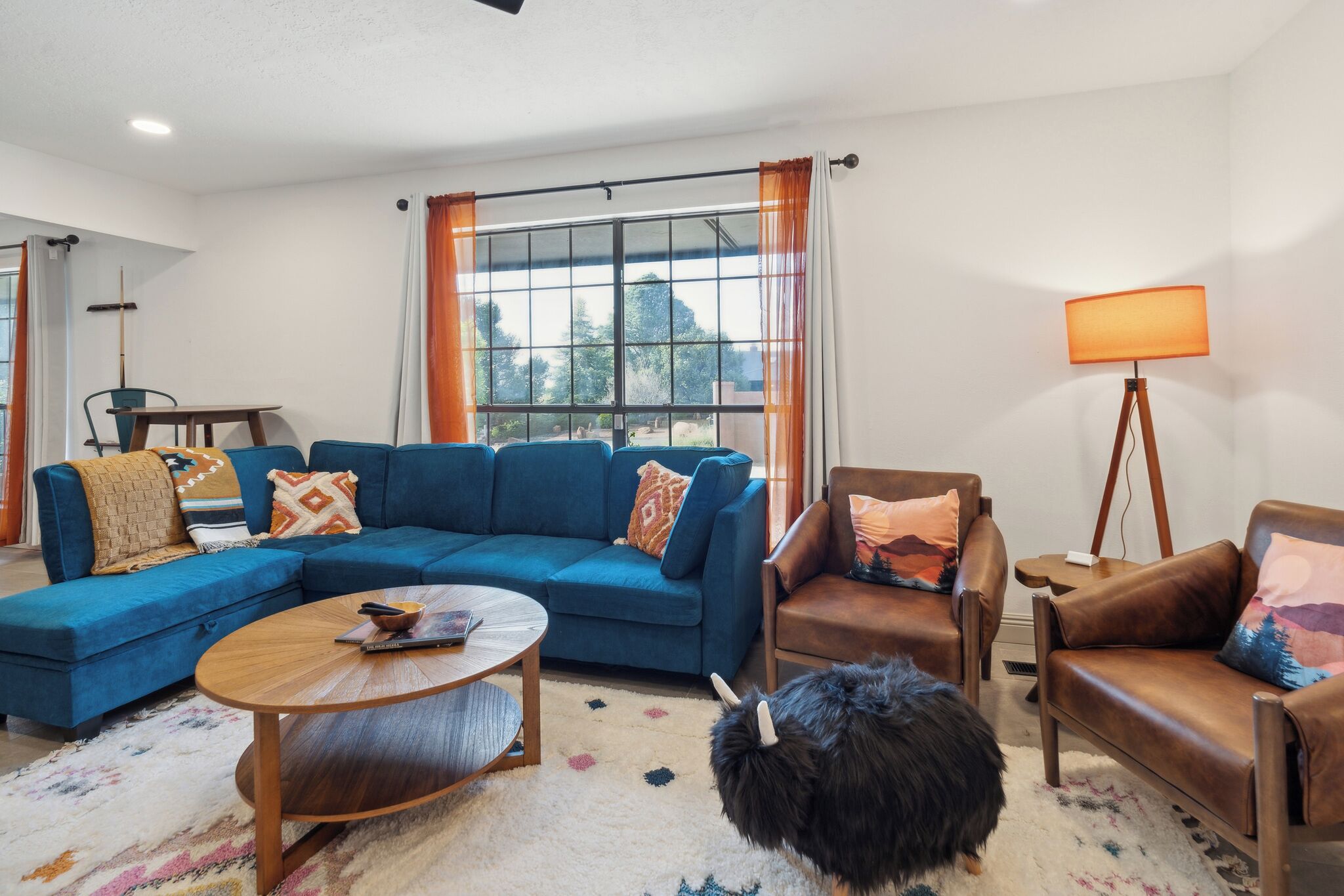 Smart TV, chimenea, reproductor de DVD y libros 