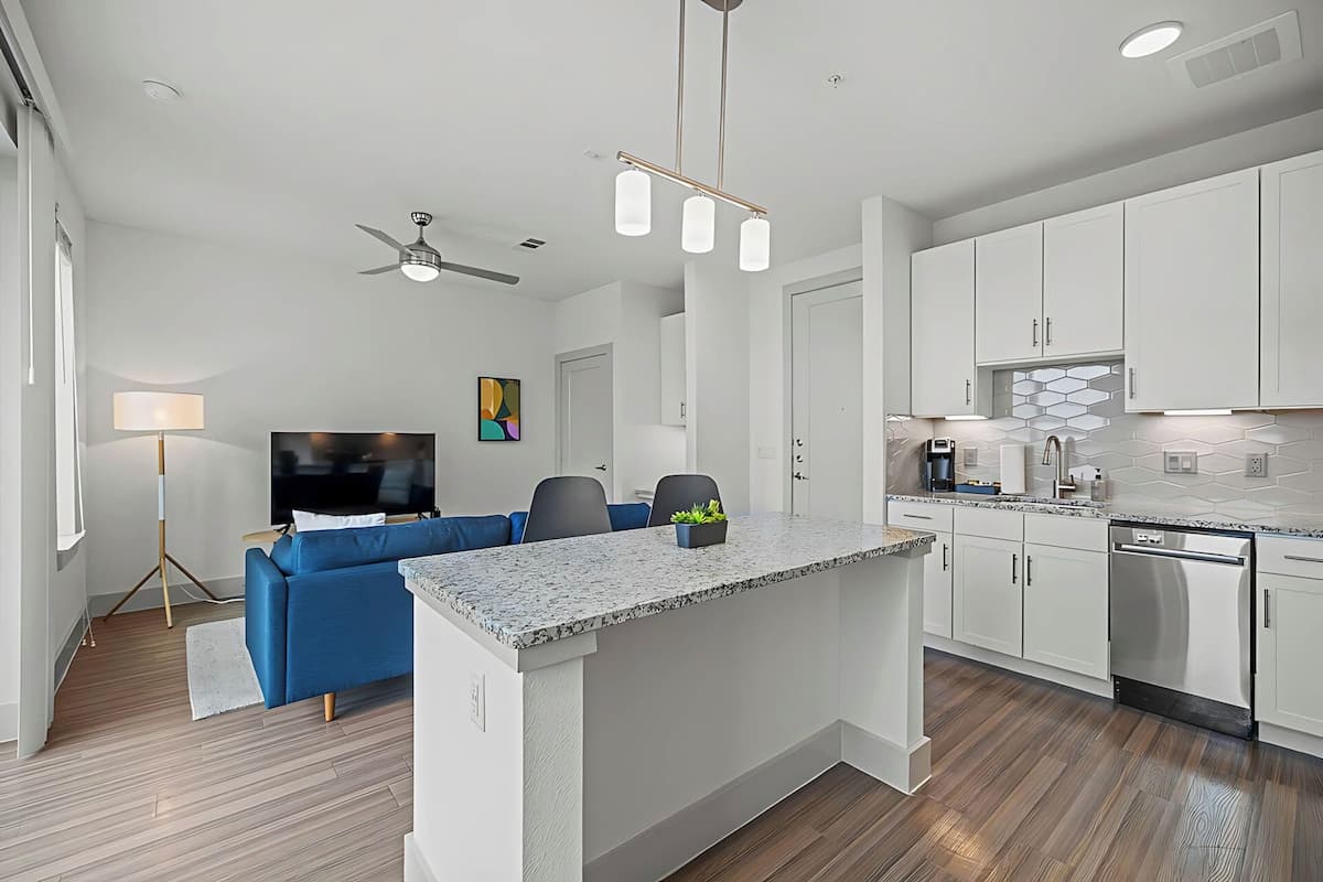 Premium appartement | Woonruimte | Een 55-inch smart-tv met digitale zenders, Netflix en Hulu