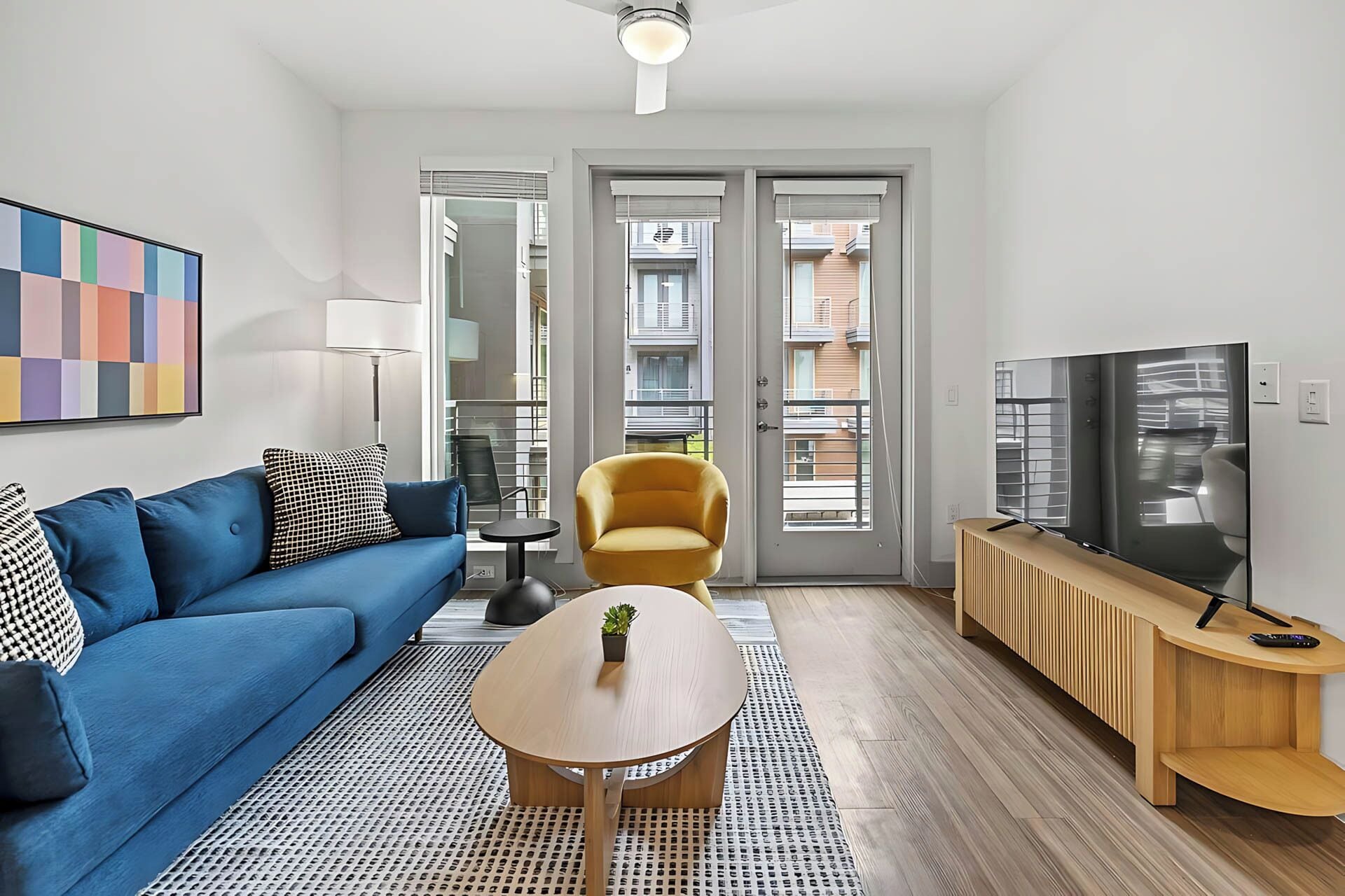 Premium Two Bedroom Balcony + Laundry | Coin séjour | TV connectée de 55 pouces avec chaînes numériques, Netflix, Hulu