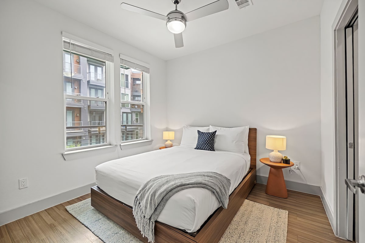 Bureau, espace de travail pour ordinateur portable, rideaux occultants