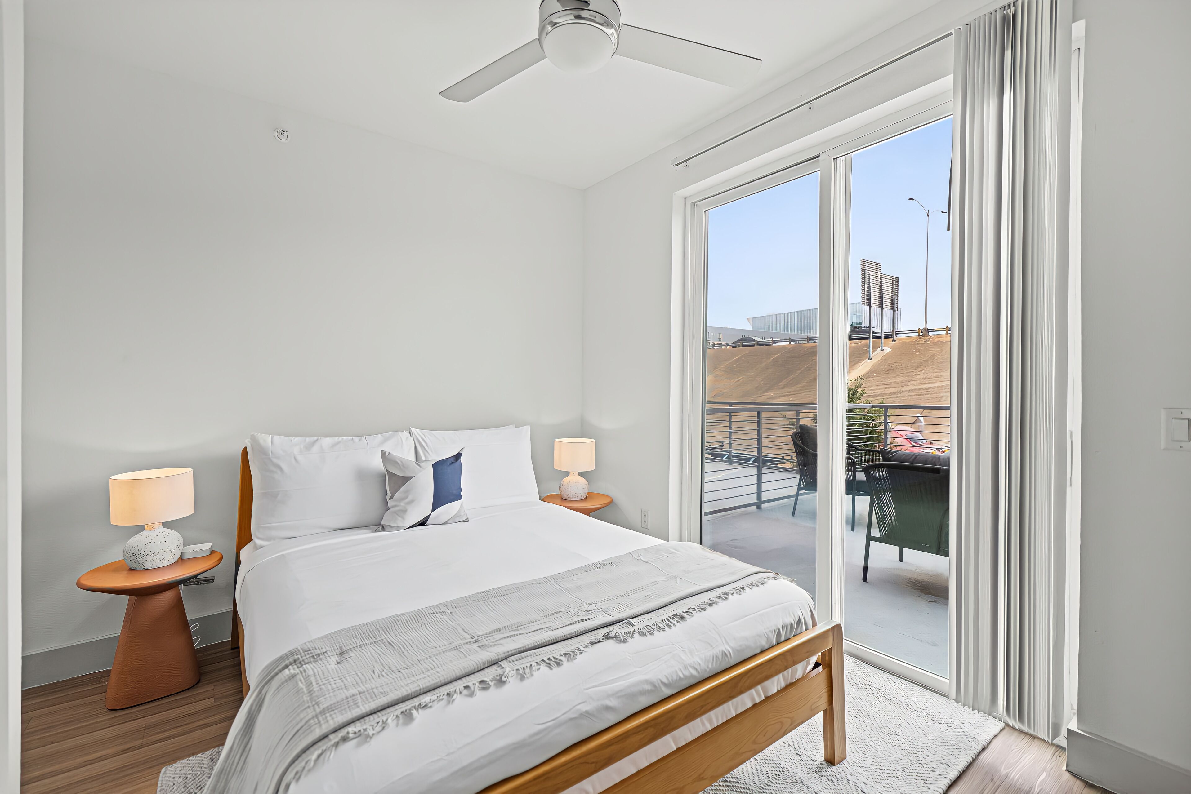 مساحة عمل للكمبيوتر المحمول ومكواة/لوح كي وواي فاي مجانًا وملاءات أسرّة