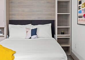 Studio Mobility, Roll-in-Shower | Bureau, espace de travail pour ordinateur portable, rideaux occultants