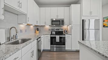 Full-sized fridge, microwave, oven, stovetop