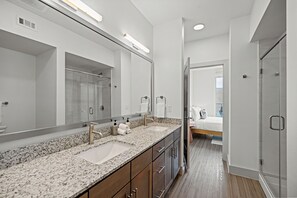 Apartamento exclusivo, 2 quartos | Banheiro | Secador de cabelo, toalhas de banho, sabonete, shampoo
