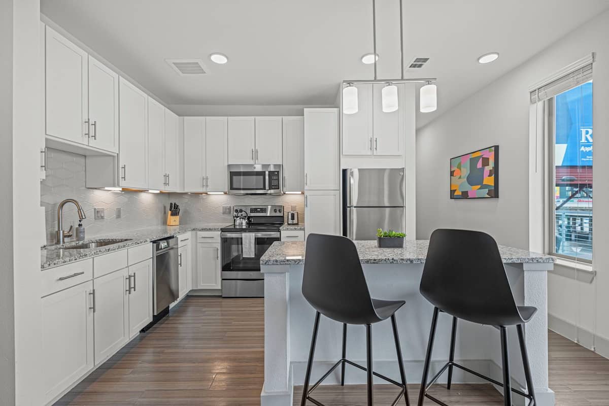 Full-size fridge, microwave, oven, stovetop
