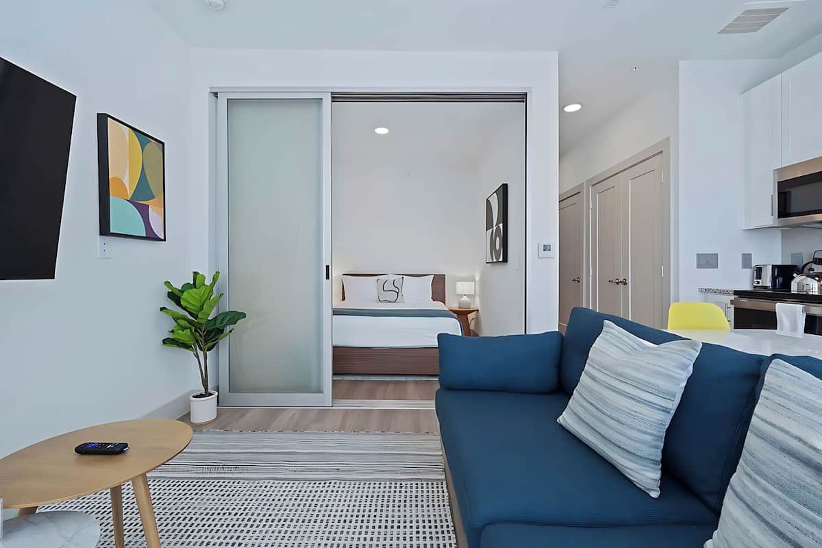 Appartement, toegankelijk voor slechthorenden | Woonruimte | Een 55-inch smart-tv met digitale zenders, Netflix en Hulu