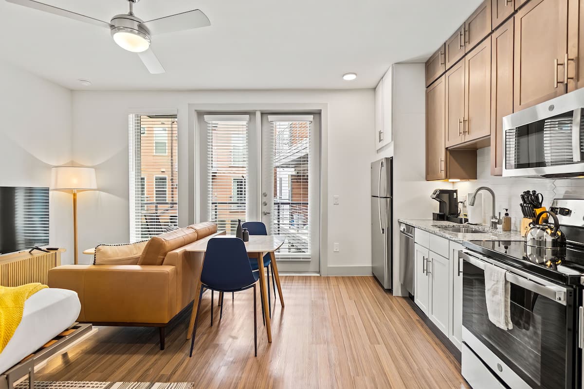 Full-size fridge, microwave, oven, stovetop