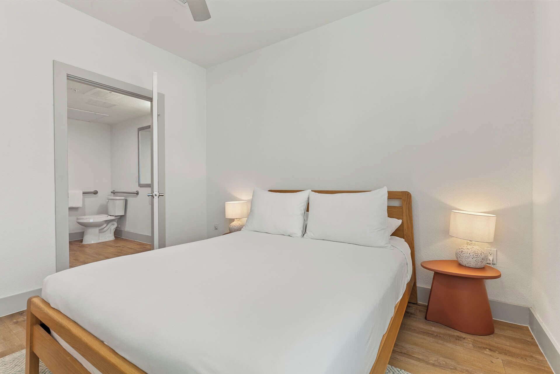 Appartement Premium, douche avec système de transfert pour personne à mobilité réduite | Bureau, espace de travail pour ordinateur portable, rideaux occultants