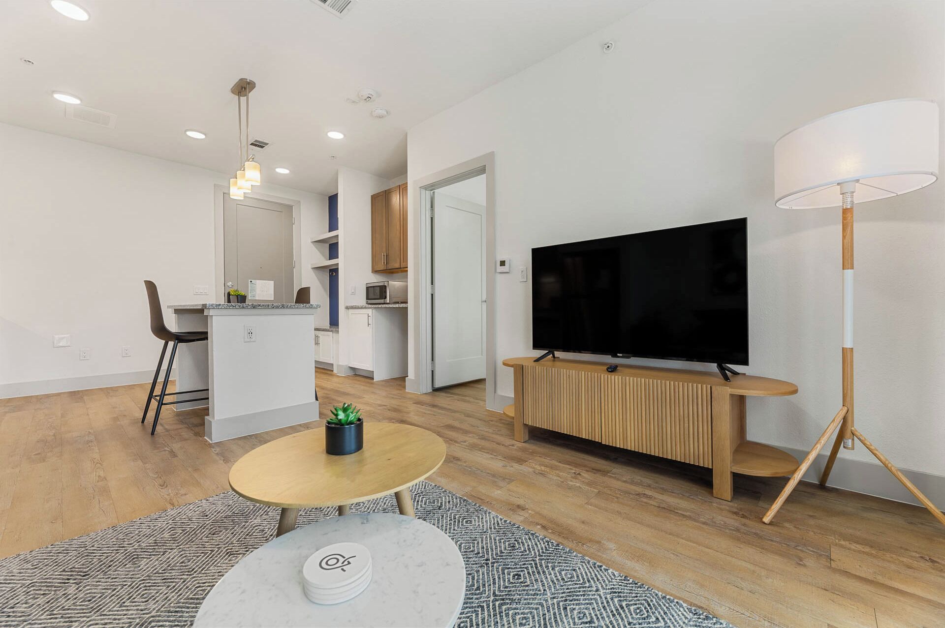 Appartement Premium, accessible aux personnes malentendantes | Coin séjour | TV connectée de 55 pouces avec chaînes numériques, Netflix, Hulu