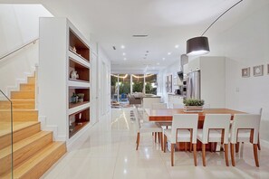 Dining - Pool, BBQ, & Centrally Located! (Miami)