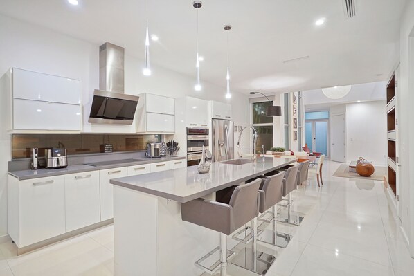 Fridge, microwave, oven, stovetop - Pool, BBQ, & Centrally Located! (Miami)