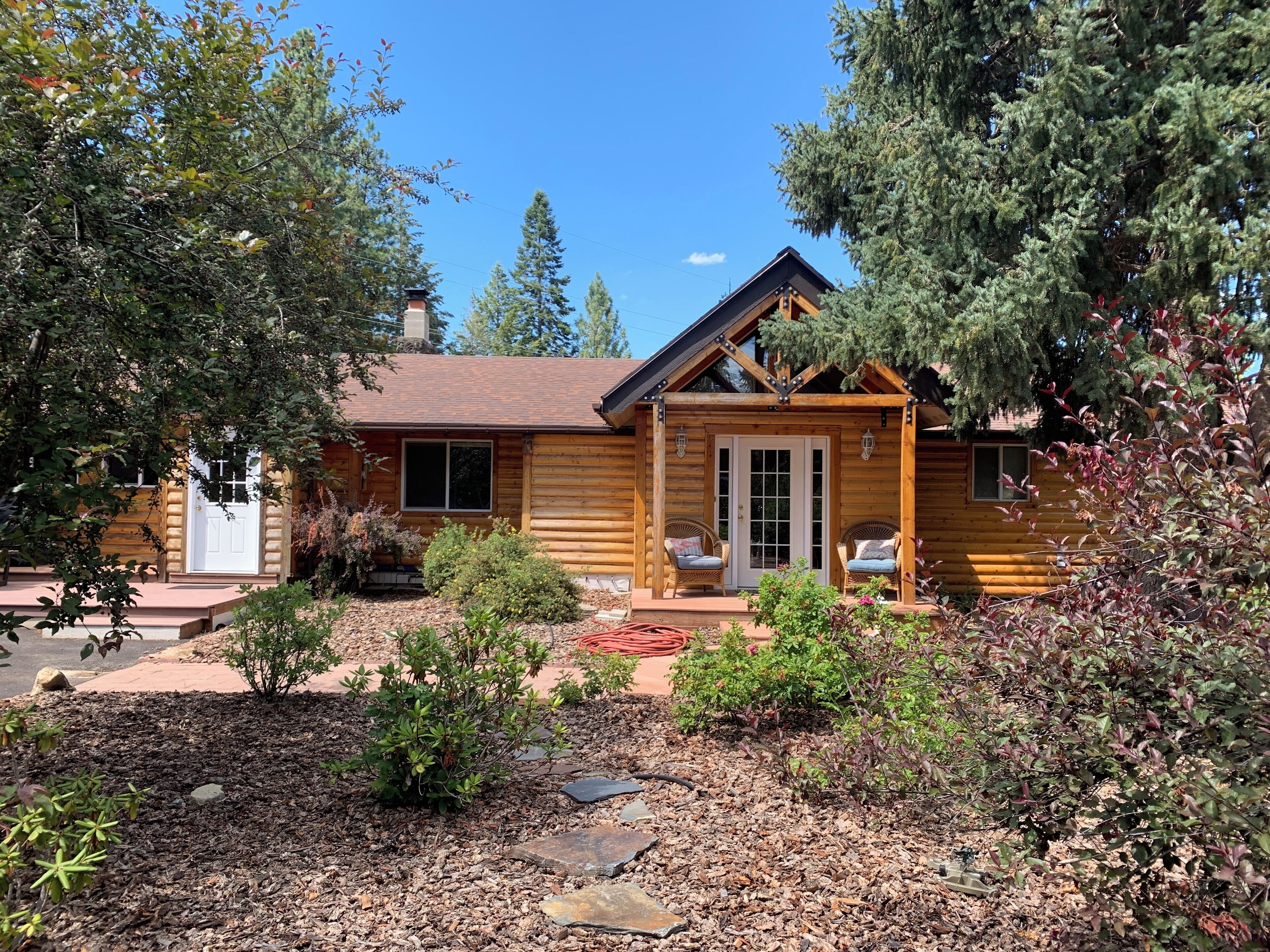 New Listing! Spokane River across the street.  Family-friendly 5BR 3Ba Sleeps 16
