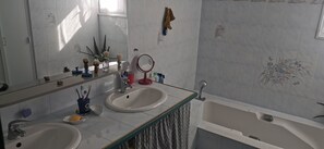 Dusche, Haartrockner, Seife, Toilettenpapier