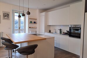 Kühlschrank, Mikrowelle, Ofen, Wasserkocher mit Kaffee-/Teezubehör