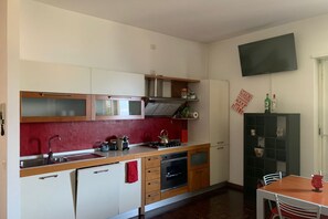 Réfrigérateur, micro-ondes, four, lave-vaisselle