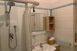 Douche, sèche-cheveux, bidet, serviettes fournies