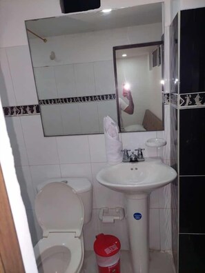 Standard Double Room | Bathroom