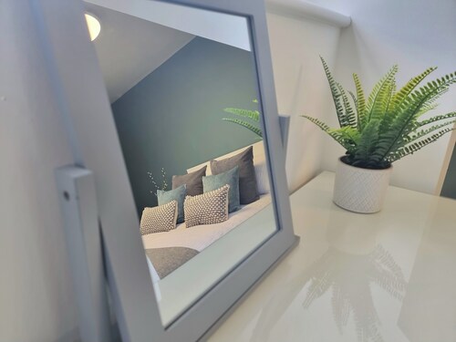 Modern Executive House WiFi Parking Coventry City Centre Sleeps 6.