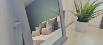 Modern Executive House WiFi Parking Coventry City Centre Sleeps 6.