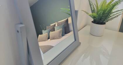 Modern Executive House WiFi Parking Coventry City Centre Sleeps 6.