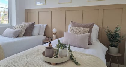 Modern Executive House WiFi Parking Coventry City Centre Sleeps 6.