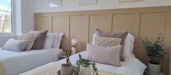 Modern Executive House WiFi Parking Coventry City Centre Sleeps 6.