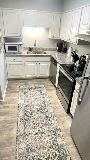 Kylskåp, mikrovågsugn, ugn och spishäll