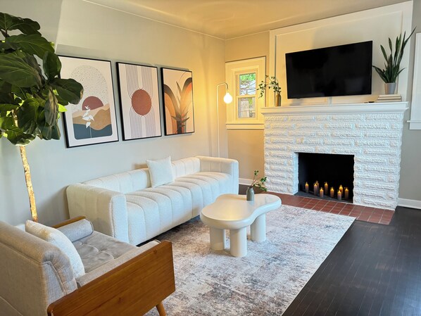 Smart TV - Cozy Home in College Cultural (Flint)