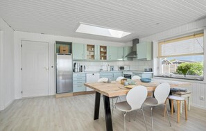 Fridge, oven, stovetop, dishwasher - Nice home in Hesselager with WiFi (Hesselager)