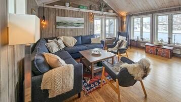 Smart TV, fireplace