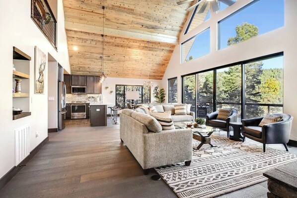 Een televisie en een open haard