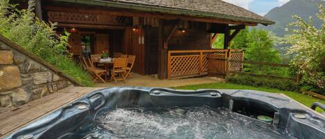 Outdoor spa tub