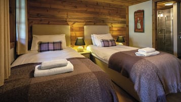 6 bedrooms, iron/ironing board, WiFi, bed sheets