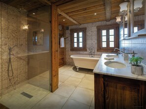 Douche, sèche-cheveux, serviettes fournies