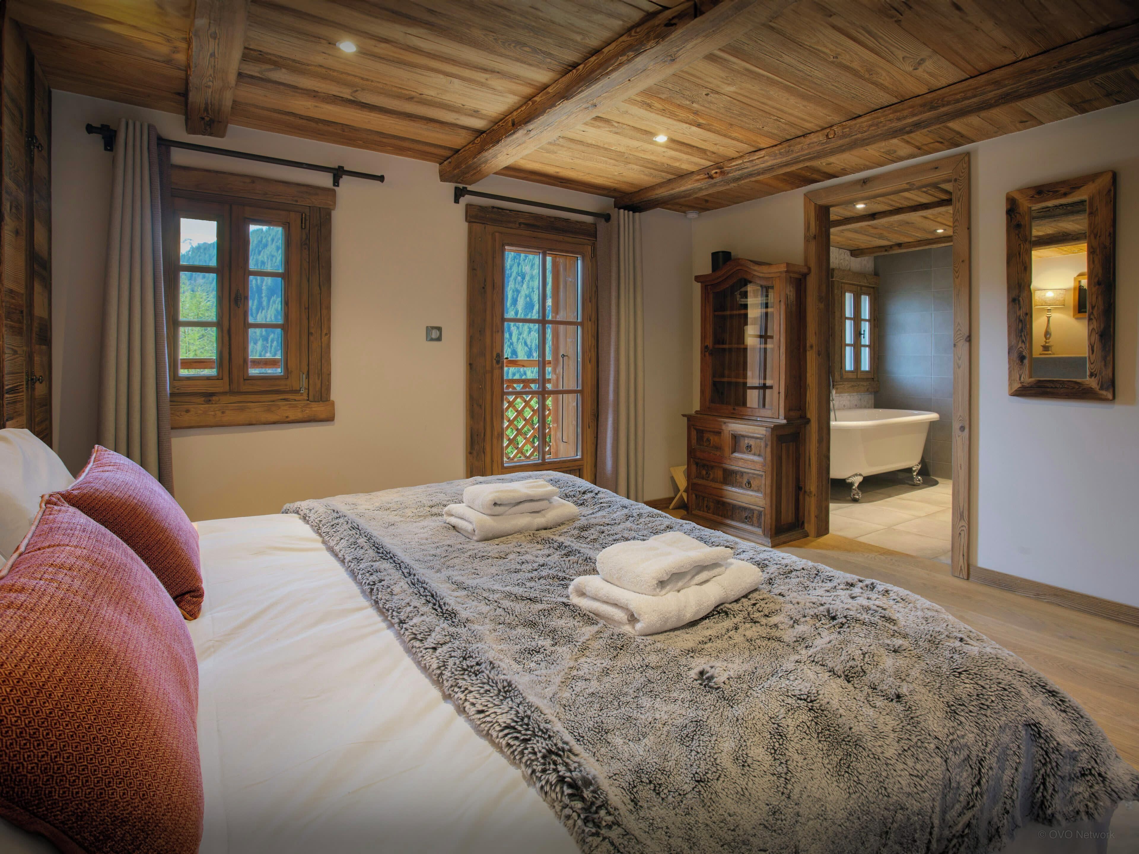 6 bedrooms, iron/ironing board, WiFi, bed sheets