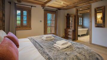 6 bedrooms, iron/ironing board, WiFi, bed sheets