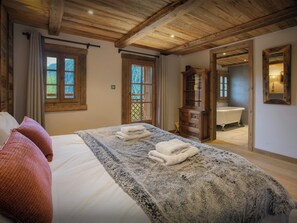 6 habitaciones, tabla de planchar con plancha, wifi y ropa de cama