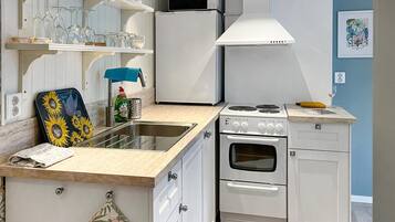 Fridge, stovetop, coffee/tea maker