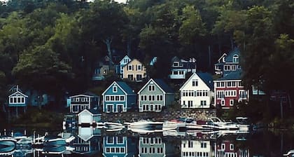 The Ultimate Getaway at a Charming Two-Bedroom Lakeside Cottage on Winnipesaukee