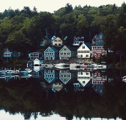The Ultimate Getaway at a Charming Two-Bedroom Lakeside Cottage on Winnipesaukee