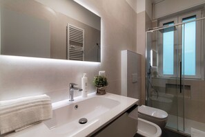 Dusche, Haartrockner, Bidet