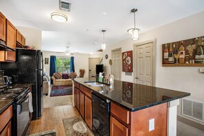 Microondas, horno, parrilla de estufa y lavavajillas 