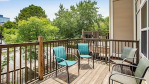 A wooden deck with outdoor seating and a view of trees and buildings. - New Spacious Home in the Heart of Downtown Atlanta (Atlanta)